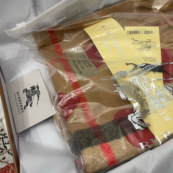 NIB BURBERRY CHECK SCARF 100% CASHMERE WITH GIFT BOX AND SHOPPING BAG - Picture 6 of 7